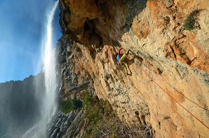 Genesi, la spettacolare via d'arrampicata alla Cascata Lequarci in Sardegna