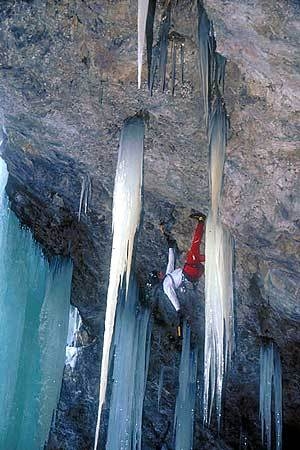 Ice climbing - Mauro Bubu Bole su Fly in the wind M10, Valle di Landro (BZ)