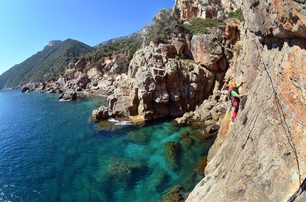 Pedra Longa, Baunei, Sardinia - Spigolo dell'Ospitalità, Pedra Longa: climbing the first pitches