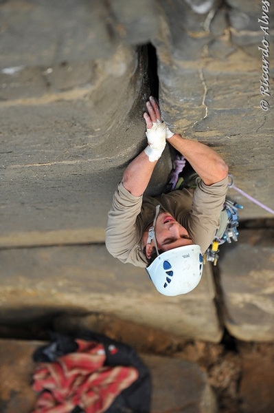 Casal Pianos - Tiago Martins in the hand jam crack “THP”, 6b+, Casal Pianos, Portugal