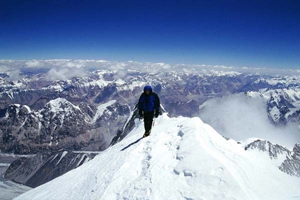Luca Vuerich - A due passi dalla cima del Gasherbrum I. Spazio: quando l'orizzonte comincia a curvarsi