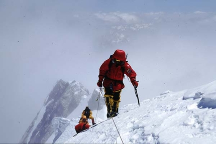Luca Vuerich - Arrivo sulla cima del Gasherbrum I. La nebbia incombe sulla cima del GI.