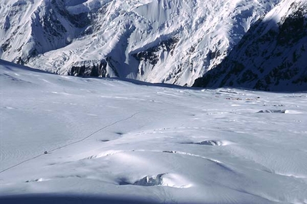 Luca Vuerich - 1 nel ghiacciaio. Il piccolo villaggio di tende al C1 dei Gasherbrum (6000m).