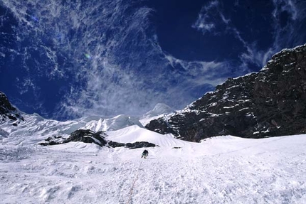 Luca Vuerich - Gasherbrum II dal versante nord. Disegni: salendo verso il C1 le nuvole giocano con il vento.