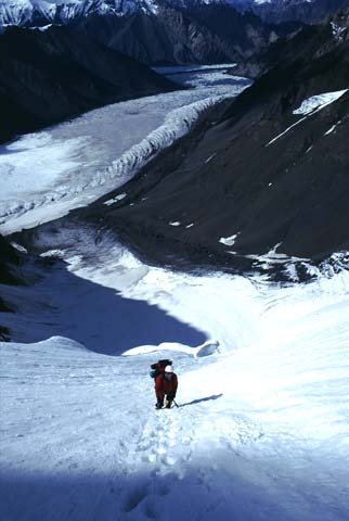 Luca Vuerich - Orizzonti nascosti: salendo verso il C1 del Gasherbrum II versante nord.
