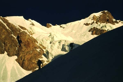 Luca Vuerich - Alba: verso la cima di un 6500m inviolato (spedizione Gasherbrum II da nord).