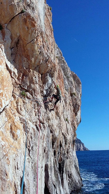 Vie d'arrampicata di Giuliano Stenghel sull'Isola di Tavolara, Sardegna