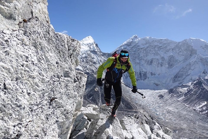 Ueli Steck, Everest Lhotse traversata - Ueli Steck in allenamento nella valle del Khumbu, Nepal