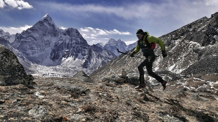 Ueli Steck, Everest Lhotse traversata - Ueli Steck in allenamento nella valle del Khumbu, Nepal