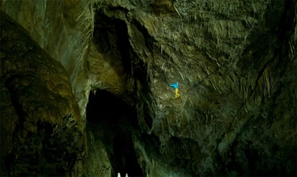 Deeplining - slacklining 500 meters underground