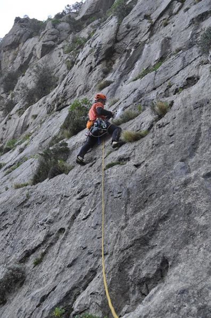 Sardegna arrampicata - Davide Lagomarsino in apertura su Wow, Canyon di San Nicolò, Buggerru, Sardegna