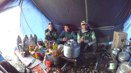 Ueli Steck, Everest - Lhotse traverse - Ueli Steck, Nima-Gelu and Tenji Sherpa in the kitchen at Everest Base Camp