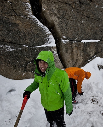 Torres del Paine - Togliendo la neve dal campo base avanzato