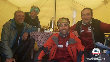 Nives Meroi, Romano Benet, Annapurna - Nives Meroi e Romano Benet insieme a Alberto Zerain e Jonatan García, campo base di Annapurna a metà aprile 2017