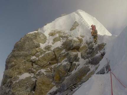 Everest Hillary Step collapsed