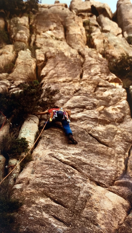 Monte Acutzu Sarrabesu arrampicata trad Sardegna - 1984, Maurizio Oviglia apre La Valle dei Templi a Monte Acutzu Sarrabesu