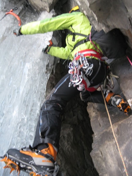 Punta Khanchhya - Dawa Peak - Nicolas Melis climbing the first difficult drip on M’han dato 5 al modulo di misto