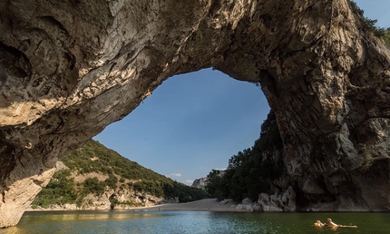 Video: Chris Sharma e la Deep Water Solo a Pont d'Arc