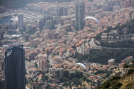 Red Bull X-Alps 2017 - Il francese Benoit Outters vola sopra Monte Carlo