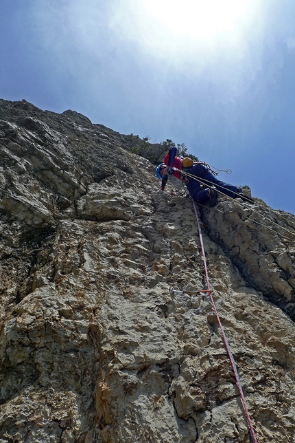 Surtana, Sardegna, arrampicata - Durante l'apertura di Controvento sul XI Pilastro di Surtana, Sardegna (Mauro Florit, Eugenio Pinotti 5/6.06.2017)