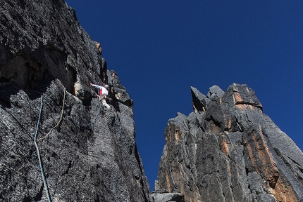 Bolivia, Cordillera Quimsa Cruz, Gran Muralla, Enrico Rosso  - In arrampicata durante  l'apertura di 'Kamasa' (250m, 6b, A2) sulla parete nord della Gran Muralla (Cordillera Quimsa Cruz): 
