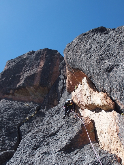 Bolivia, Cordillera Quimsa Cruz, Gran Muralla, Enrico Rosso  - un passaggio d'arrampicata sulla 'Gran Muralla' Cordillera Quimsa Cruz