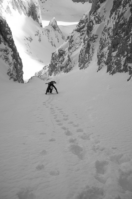 Sassolungo, Dolomiti - Sci alpinismo in Dolomiti: salendo il Canale Nord verso la forcella Sasso Levante, Sassolungo