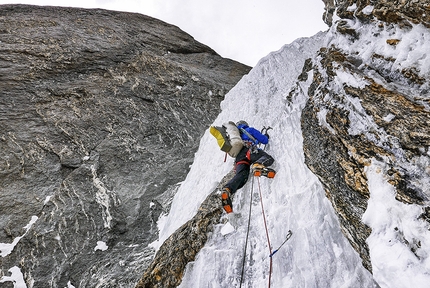 Kishtwar Himalaya, Aleš Česen, Marko Prezelj, Urban Novak, Arjuna, P6013 - Technical ice on day 2 of climbing on the West face of Arjuna.