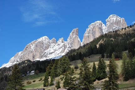Torre Innerkofler, Sassolungo, Dolomiti - Da sinistra a destra: Sassopiatto, Dente del Sassolungo, Torre Innerkofler e Punta Grohmann, visti da Campitello