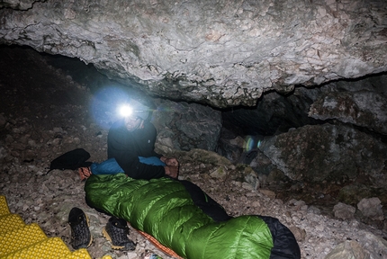 Hansjörg Auer, Marmolada, Piz Ciavazes, Sass dla Crusc, Dolomiti - Hansjörg Auer nella grotta 15 minuti sotto la parete sud della Marmolada, dove ha trascorso la notte
