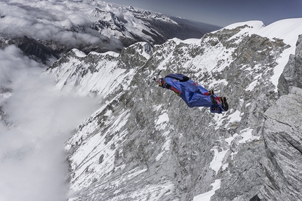 Valery Rozov, base jump, Huascaran, Peru - Valery Rozov saltando da quota 6725m dal Huascaran (6768m), Peru