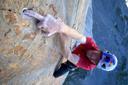 Iker Pou - Iker Pou climbing Orbayu 8c+/9a on Naranjo de Bulnes, Spain