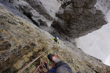 Cima Ovest di Lavaredo, Drei Zinnen, Dolomites - Alexander Huber climbing Schatten der Großen (VII, 330m) up the NW Face of Cima Ovest, Tre Cime di Lavaredo, Dolomites, climbed with Manuel Baumgartner