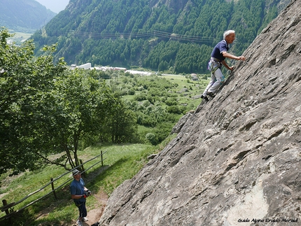 Elio Pasquinoli, Sasso de la Martolera, Mondadizza - Elio Pasquinoli climbing at 'his' crag Sasso de la Martolera, Mondadizza