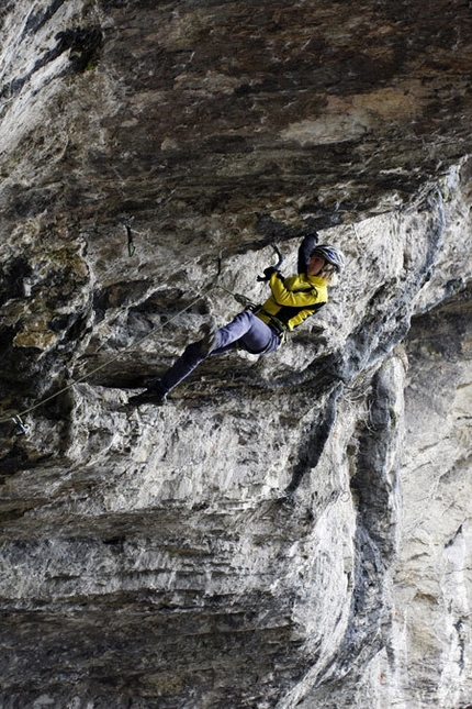 Dry Tooling - Angelika Rainer nella grotta di “Quai”, Iseo.
