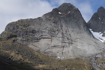 Loften, climbing, Norway, Guille Cuadrado, Gerber Cucurell, Pau Gómez, Jordi Esteve, Felix Queipo - Lofoten Islands: Markitinden South Face