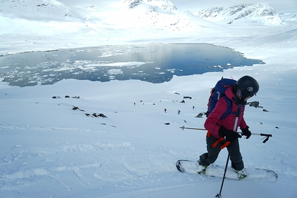 Into the Wild, Manuel Lugli - Greenland, snowboard verso il campo