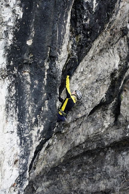 Dry Tooling - Angelika Rainer nella grotta di “Quai”, Iseo.