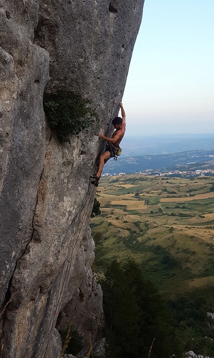 Colle dell'Orso, Frosolone, climbing, Molise - Colle dell'Orso, Frosolone: Francesco Zurlo climbing Fuga dalla Follia 8a