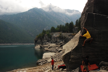 Valle dell'Orco, bouldering - Bouldering in Valle dell'Orco: the new area Atlantide