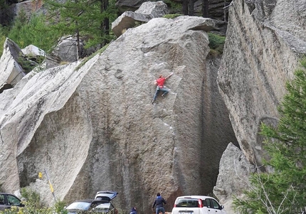 Gabriele Moroni, 29dots, Val Noasca, Valle dell'Orco, boulder - Gabriele Moroni si aggiudica la prima ripetizione di 29dots, il boulder highball in Val Noasca (Valle dell’Orco) liberato nel 2015 dal climber austriaco Bernd Zangerl