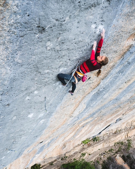 Margo Hayes, Biographie, Ceuse, climbing - On 24/09/2017 Margo Hayes made the coveted first female ascent of Biographie 9a+ at Céüse, France, first climbed in 2001 by Chris Sharma. This unprecedented success comes in the wake of the American's ascent of La Rambla at Siurana in Spain last February, thanks to which she became the first woman in the world to climb 9a+.
