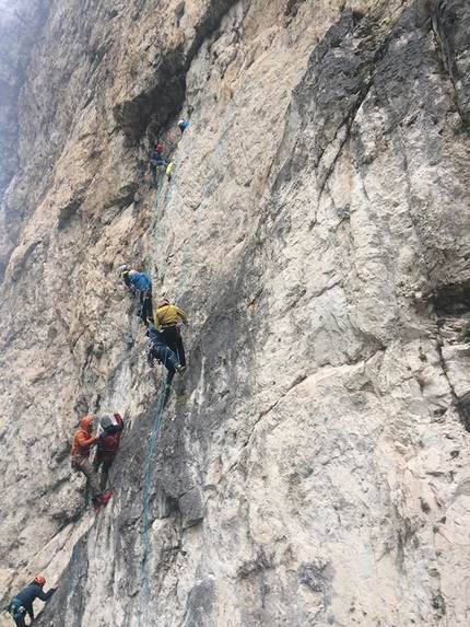 Corso aspiranti guida alpina 2017 - 2018 - Test auto soccorso durante il modulo roccia in Dolomiti del corso aspiranti guide alpine 2017 - 2018