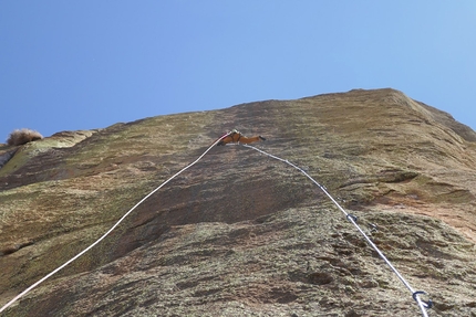 Tsaranoro, Madagascar, Tobias Wolf, Chris-Jan Stiller - Making the first ascent of 'Lalan’i Mpanjaka', Tsaranoro Be, Tsaranoro massif, Madagascar (09/2017 Tobias Wolf, Chris-Jan Stiller)