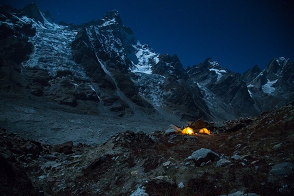 Cerro Kishtwar, Himalaya, Thomas Huber, Stephan Siegrist, Julian Zanker - Cerro Kishtwar: full moon at base camp at 4000 meters.