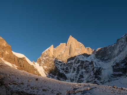 Cerro Kishtwar, Himalaya, Thomas Huber, Stephan Siegrist, Julian Zanker - Cerro Kishtwar, 6155 meters, in the last rays of light.