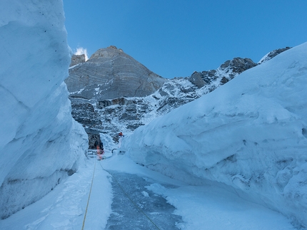Cerro Kishtwar, Himalaya, Thomas Huber, Stephan Siegrist, Julian Zanker - The icy gully at the beginning of the Cerro Kishtwar north-west face. Towering above the climbers is a 700 meter, vertical granite wall.
