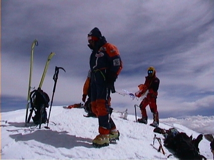 K2, Hans Kammerlander, Jean-Christophe Lafaille - Hans Kammerlander e Jean-Christophe Lafaille sulla cima del K2 domenica 22 luglio 2001