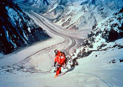 Hans Kammerlander - Hans Kammerlander climbing K2.