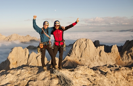 Iker & Eneko Pou - Iker & Eneko Pou in cima al Naranjo de Bulnes, Picos de Europa, Spagna